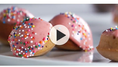 Baked Strawberry Doughnuts >
