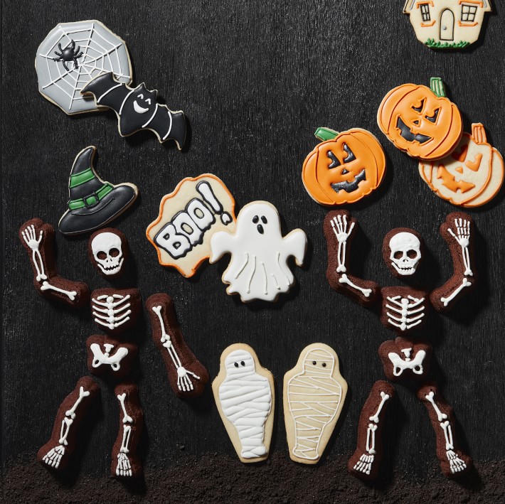 https://assets.wsimgs.com/wsimgs/ab/images/dp/wcm/202332/0072/williams-sonoma-halloween-cookie-cutter-storybook-23-piece-o.jpg