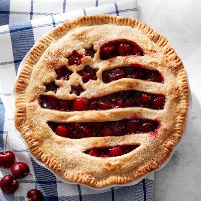 https://assets.wsimgs.com/wsimgs/ab/images/dp/wcm/202335/0050/williams-sonoma-american-flag-lattice-pie-top-cutter-m.jpg