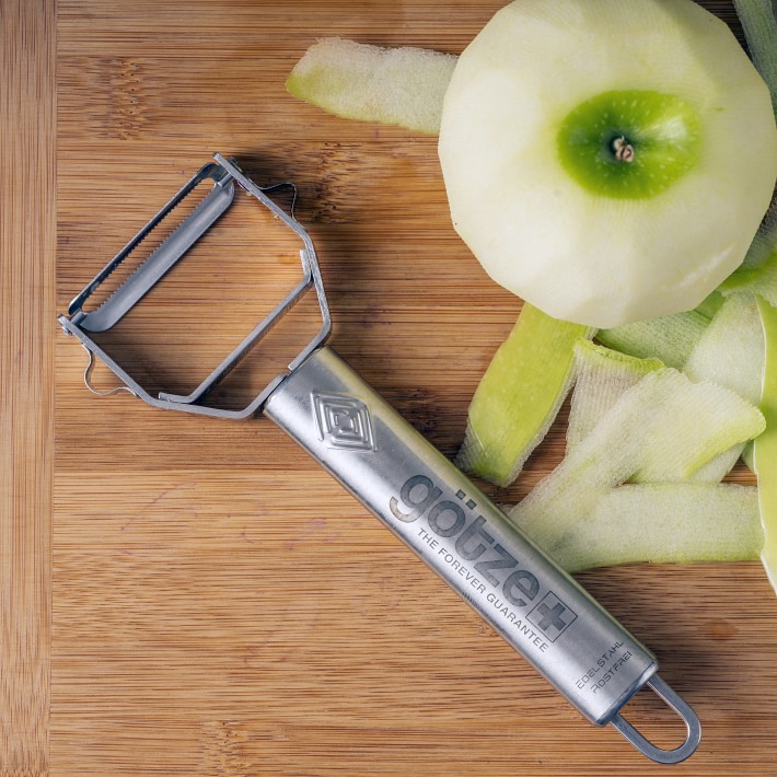 Microplane Stainless Steel Professional Swivel Peeler, Sharp Blade for  Effortless Peeling of Hard Fruits and Vegetables, Kitchen Peeler for Home  Cooks