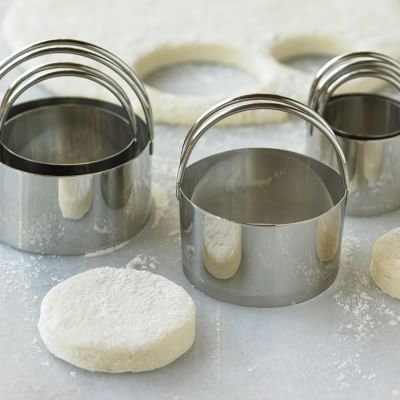 https://assets.wsimgs.com/wsimgs/ab/images/dp/wcm/202347/0010/round-biscuit-cookie-cutter-set-of-5-m.jpg