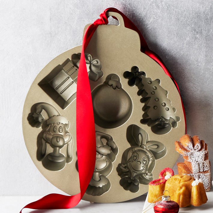 The Grinch top Max Christmas Baking Casserole Dish Brownie Pan Bread Loaf Serve Bowl