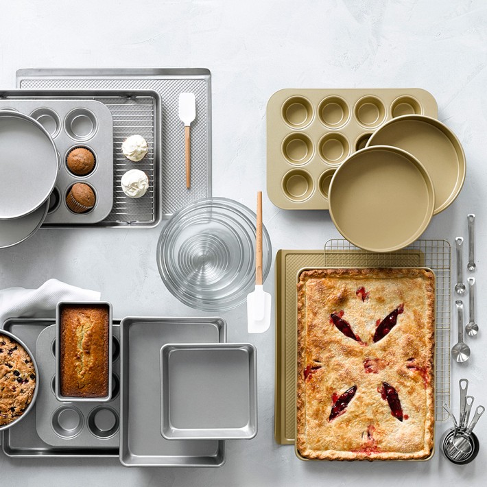 Williams Sonoma Traditionaltouch&#8482; Round Cake Pan &amp; Silpat Silicone Cake Liner, 9&quot;