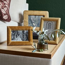 Halle Frame