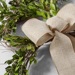 Sitting Garden Bunny Live Wreath, 28&quot;