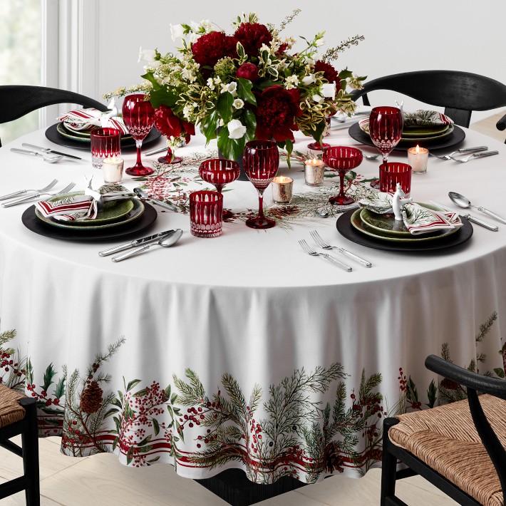 Williams sonoma テーブルクロス　クリスマス　パーティー Woodland Berry Round Tablecloth | Williams Sonoma