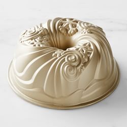 Nordic Ware Nonstick Cast Aluminum Snowflake Holiday Bundt Pan