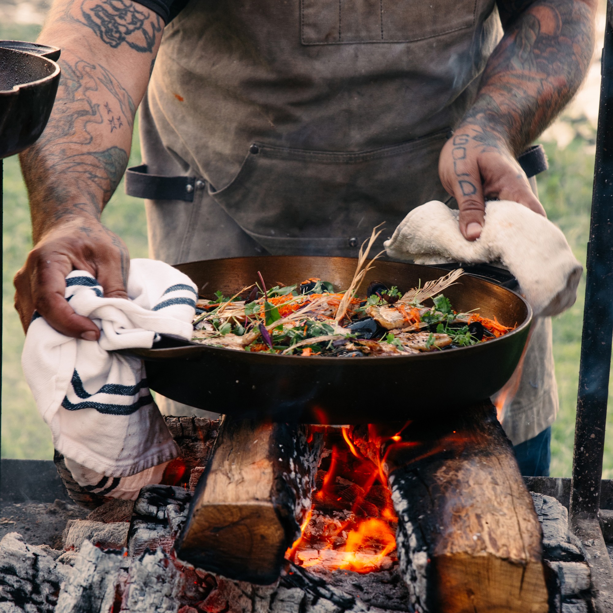 Made In Seasoned Cast Iron Double Handle Skillet, 14″ Sansujyuku sansujyuku.com