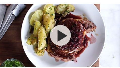 Steak with Shallot Red Wine Sauce >