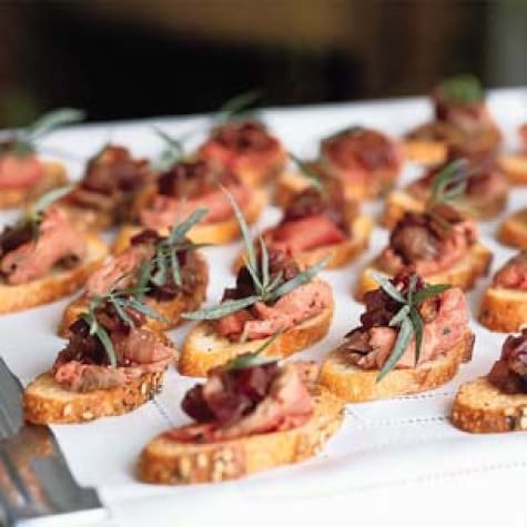 Peppered Beef Tenderloin Crostini With Caramelized Onions Williams Sonoma