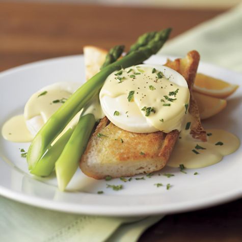 Asparagus with Poached Eggs & Hollandaise Sauce