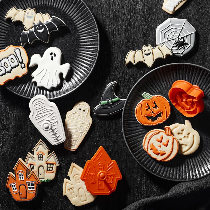 Williams Sonoma Halloween Cookie Cutter Storybook 23Piece Set