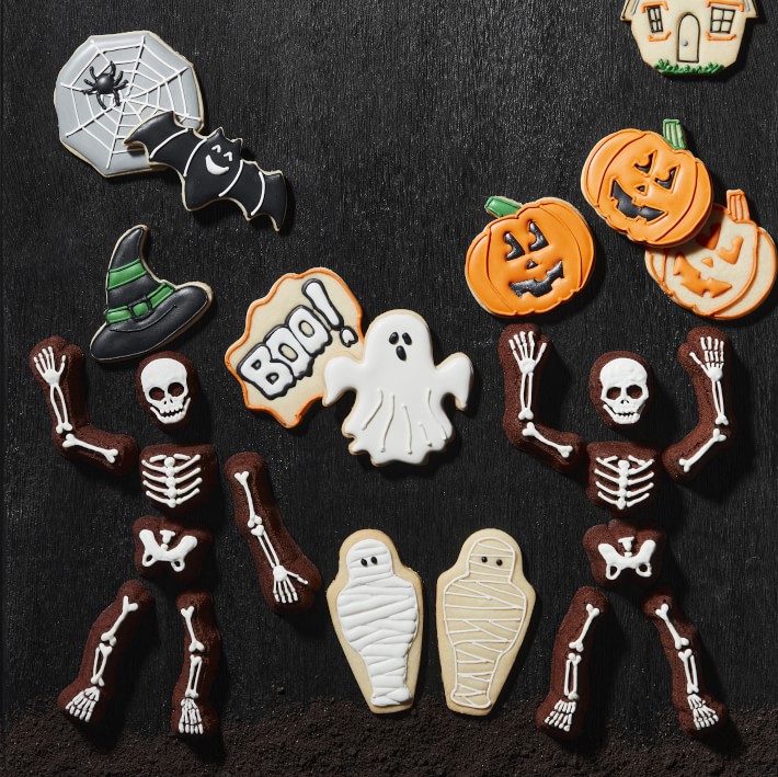 Williams Sonoma Halloween Cookie Cutter Storybook 23Piece Set