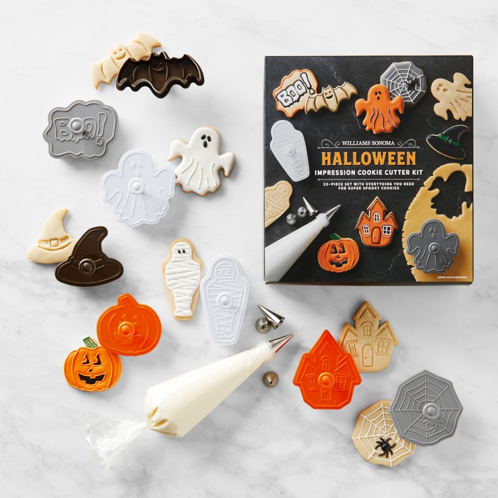 Williams Sonoma Halloween Cookie Cutter Storybook 23Piece Set