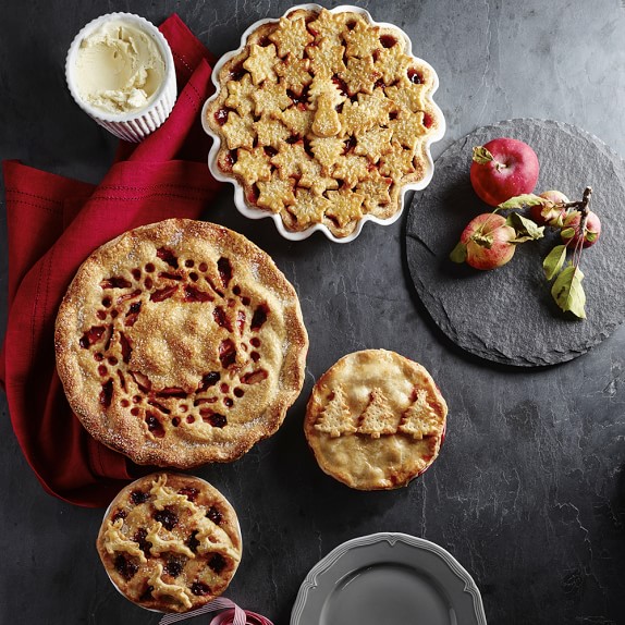 https://assets.wsimgs.com/wsimgs/rk/images/dp/wcm/202314/0014/williams-sonoma-holly-wreath-pie-crust-cutter-c.jpg