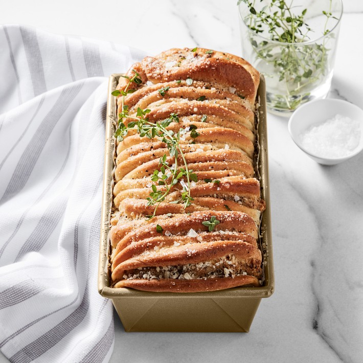 https://assets.wsimgs.com/wsimgs/rk/images/dp/wcm/202328/0072/williams-sonoma-goldtouch-pro-nonstick-loaf-pan-o.jpg