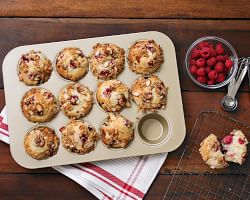 https://assets.wsimgs.com/wsimgs/rk/images/dp/wcm/202340/0033/williams-sonoma-goldtouch-muffin-pan-12-well-j.jpg