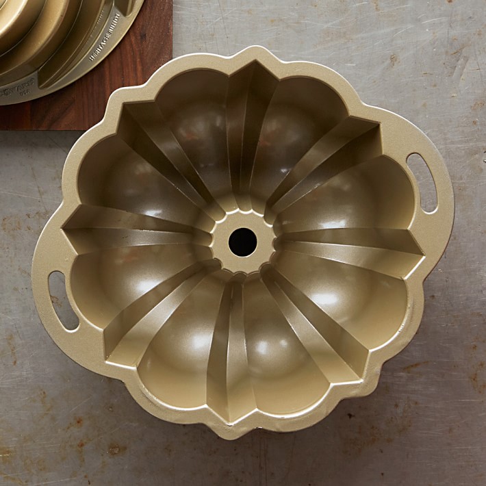 Williams-Sonoma - Holiday Time For Sharing 2018 - Nordic Ware Cast Aluminum  Nonstick Anniversary Bundt(R) Pan