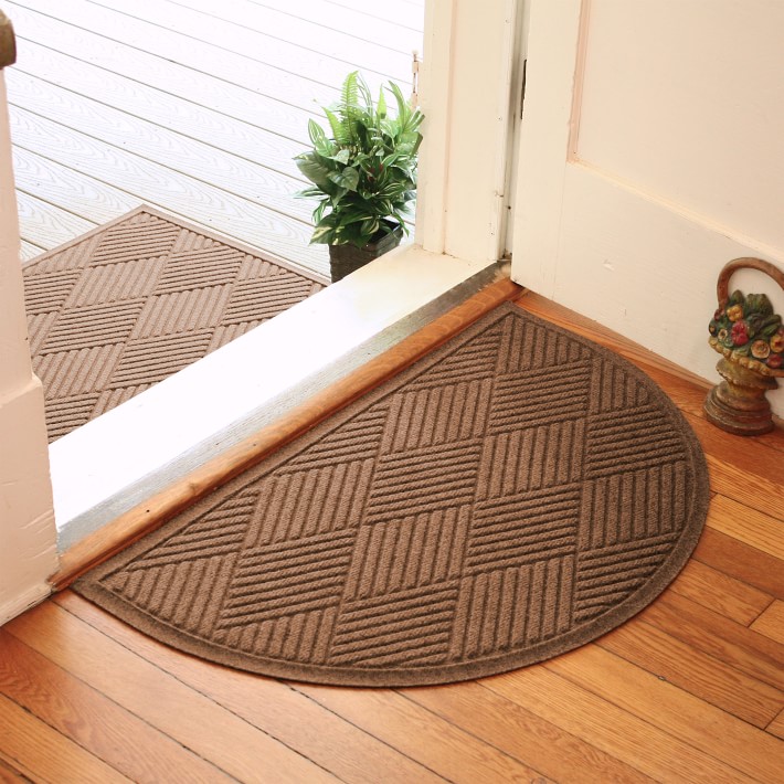 Rubber-Cal Diamond-Plate Rubber Black Indoor/Outdoor Stair Tread Rug in the  Rugs department at