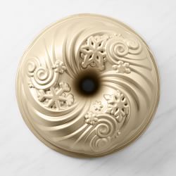 Nordic Ware Nonstick Cast Aluminum Snowflake Holiday Bundt Pan