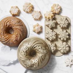 Nordic Ware Nonstick Cast Aluminum Snowflake Holiday Bundt Pan
