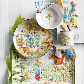 Peter Rabbit ドーム型カバー付き皿 Peter Rabbit Dinnerware Collection + Place Setting | Williams Sonoma