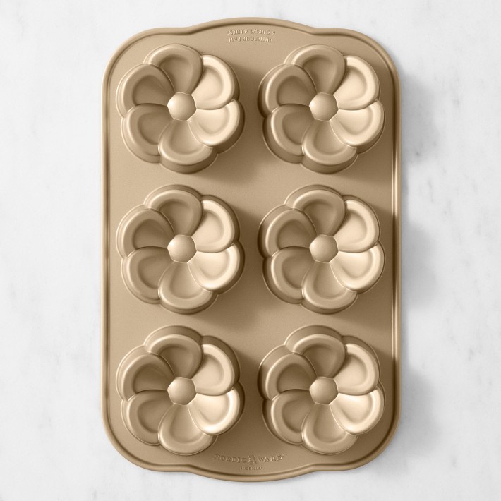ノルディックウェアー　デイジー型 Nordic Ware Daisy Buttercup Cakelet Pan | Williams Sonoma