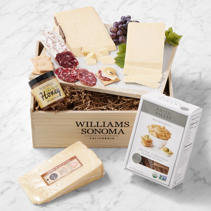 CHÂTEAU CHASSE-SPEIRS 1966 ギフトボックス付き Cheese & Charcuterie Gift Crate | Williams Sonoma