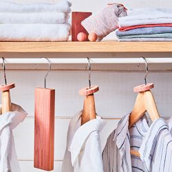 REDECKER Cedar Block and Hanger Set